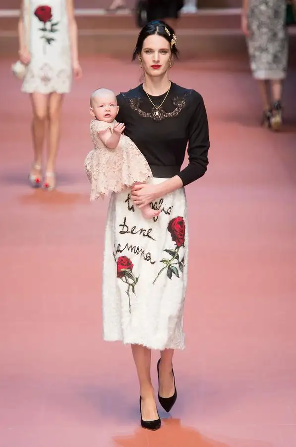 defile-dolce-amp-gabbana-automne-hiver-2015-2016-milan-look-16.webp