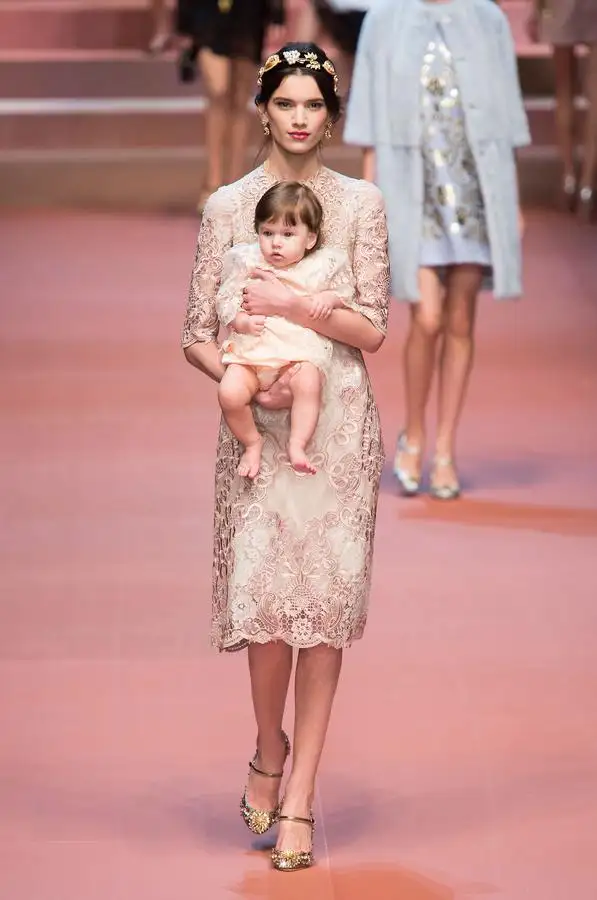 defile-dolce-amp-gabbana-automne-hiver-2015-2016-milan-look-8.webp