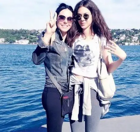 defne-samyeli-nin-mimiksiz-kizi-sosyal-medyayi-7132218_8389_m.webp