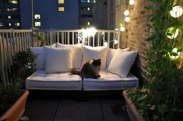 Dekoratif-Bahce-Balkon-Aydinlatma-Modelleri5.webp