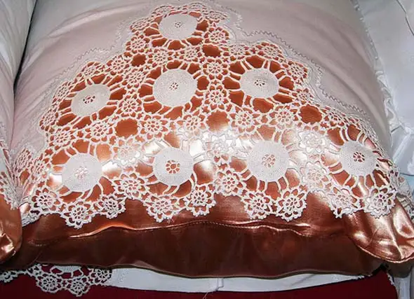 Dekoratif-Dantel-Yastik-Modelleri-7.webp