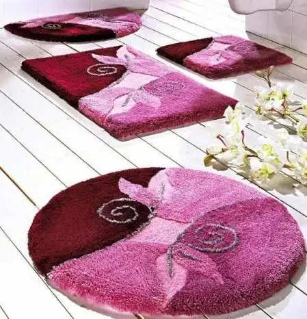 Desenli-lila-ve-bordo-banyo-paspas-takımı-modeli.webp