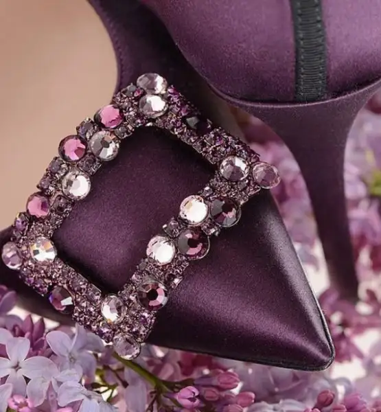 detalle-de-la-puntera-con-broche-y-zapato-en-color-purpura-q-93969.webp