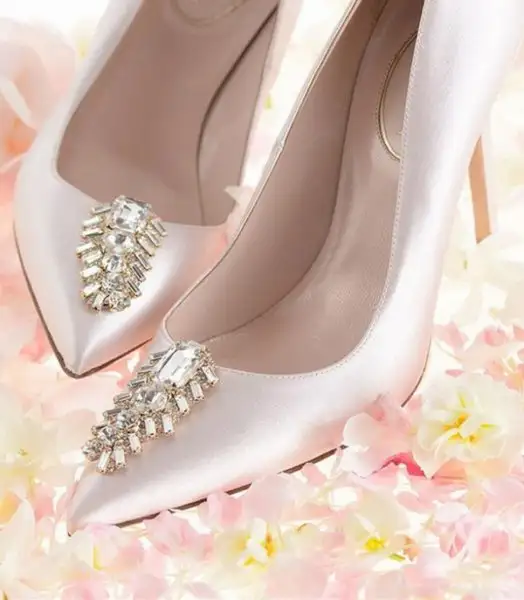 detalle-del-broche-de-estos-zapatos-de-novia-de-la-coleccion-93968.webp