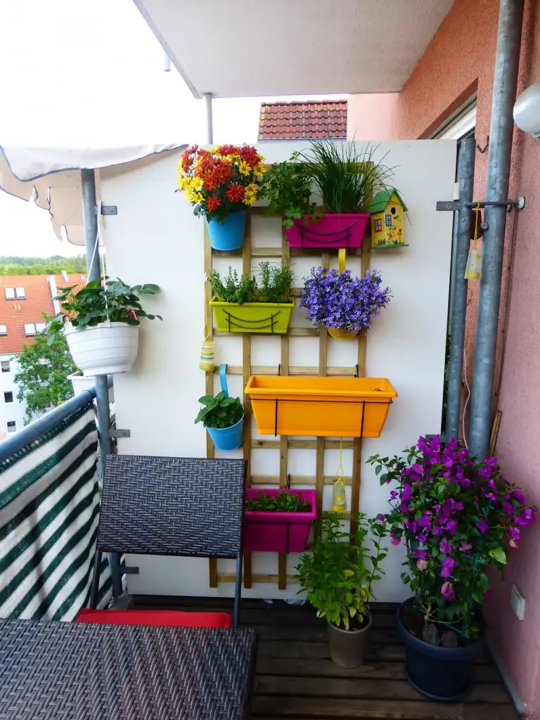 dik_duvar_bahce_balkon_dekorasyon_fikirleri.jpg