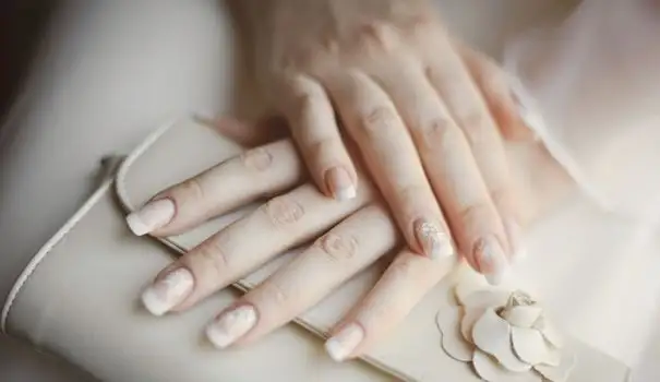 dix-vernis-pour-la-manucure-de-la-mariee_4890317.webp