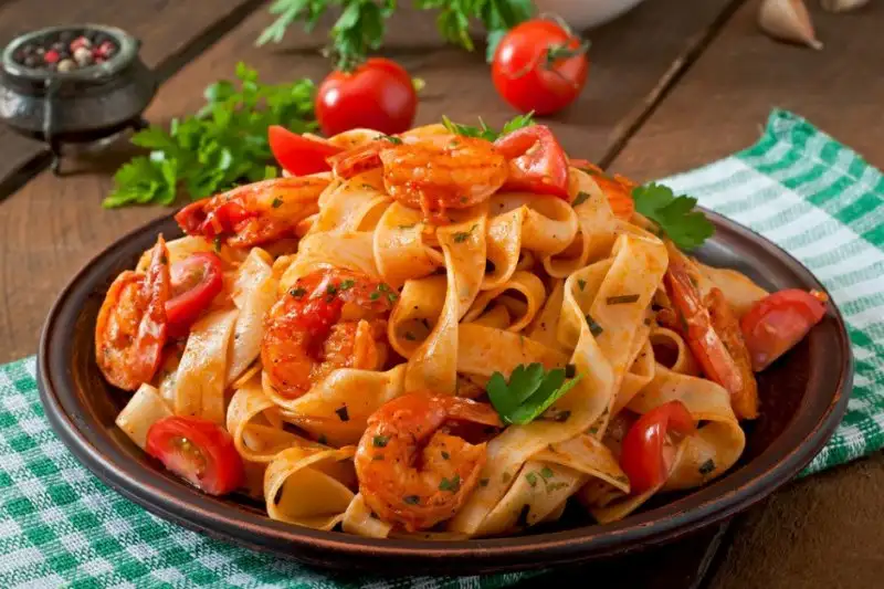 domates-soslu-karidesli-makarna.webp