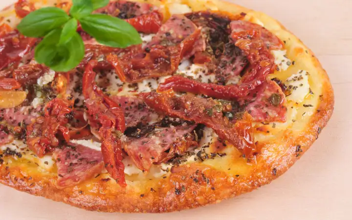 domatesli-keci-peynirli-pide-1-720x450.webp