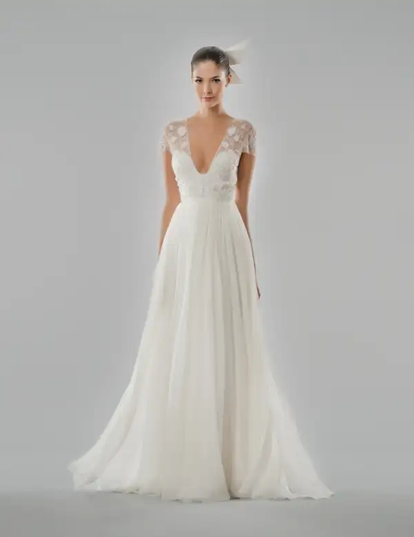 dorian-traje-de-novia-con-pronunciado-escote-y-vaporosa-fald-87549.webp