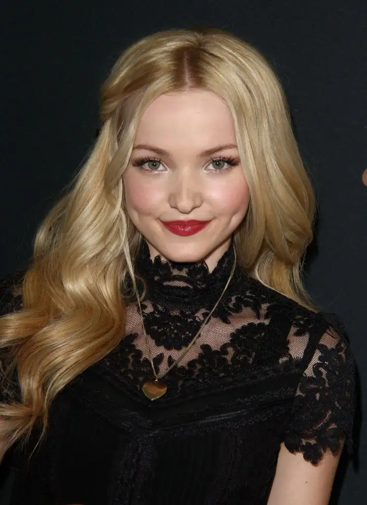 dove-cameron-attends-the-disney-descendants-premiere-in-burbank_1.webp