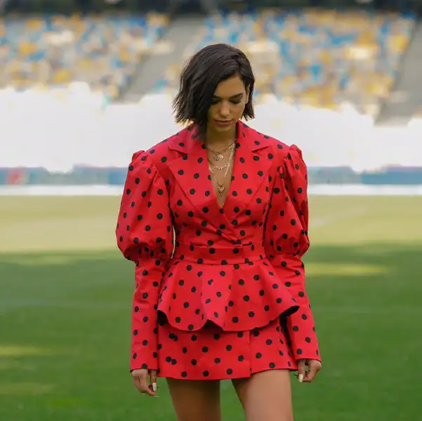 dualipa-1-1527248969.webp