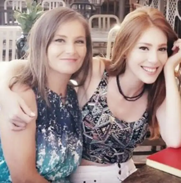 elcin-sangu-nun-annesi-sosyal-medyayi-salladi-8390622_5769_m.webp