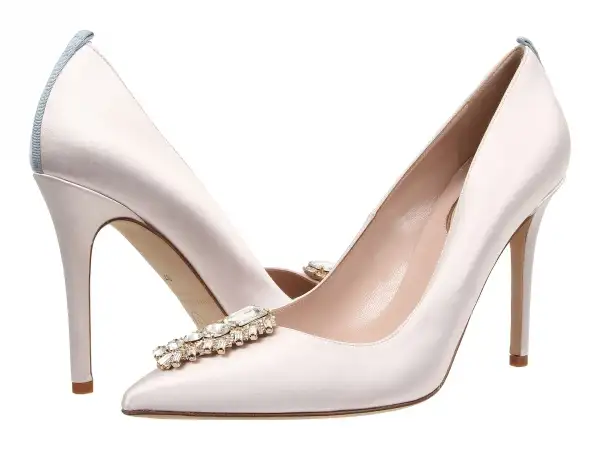 elegantes-y-femeninos-zapatos-de-novia-tipo-salon-con-la-par-93964.webp