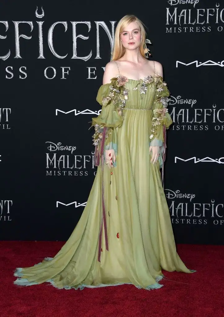 Elle Fanning Cicekli Elbise.jpg