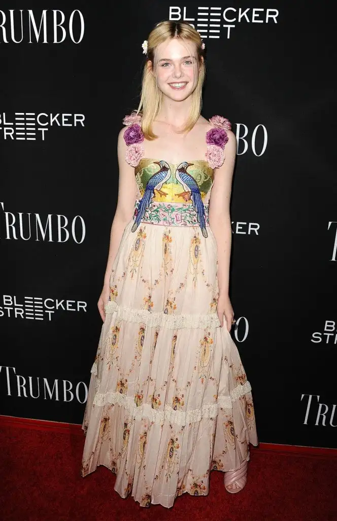 Elle Fanning Elbise Modelleri.jpg