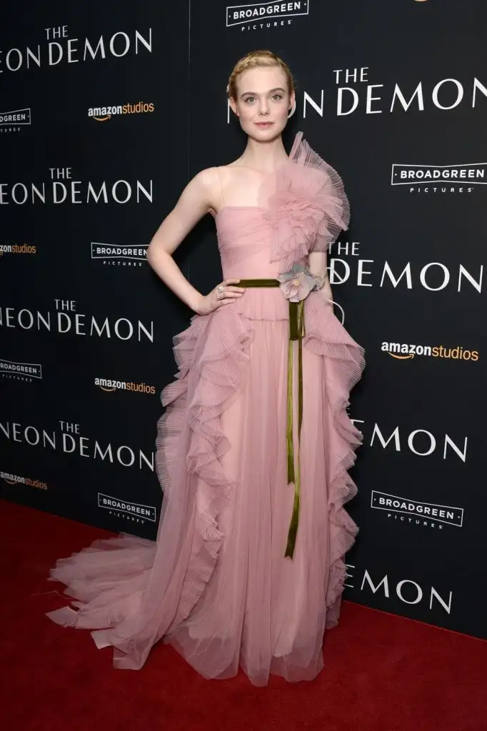 Elle Fanning Elbisesi.jpg