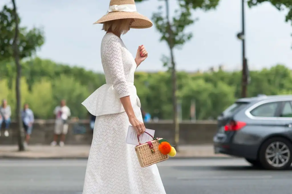 elle-paris-haute-couture-15-streets-style-day-1-09.webp