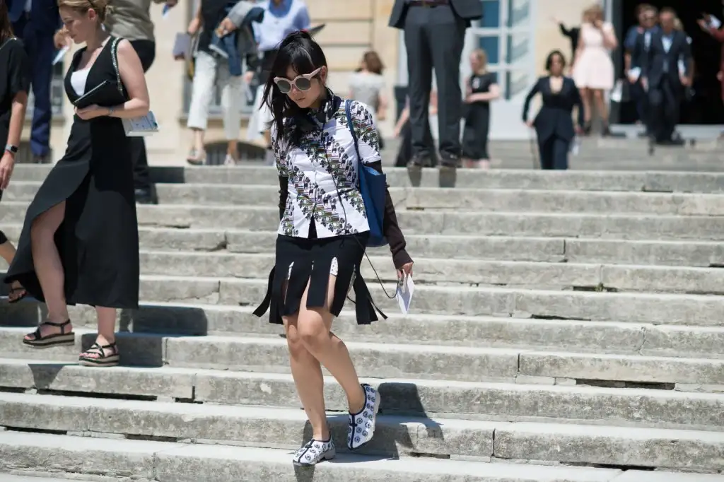 elle-paris-haute-couture-15-streets-style-day-2-27.webp