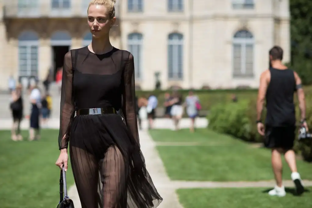 elle-paris-haute-couture-15-streets-style-day-2-45.webp