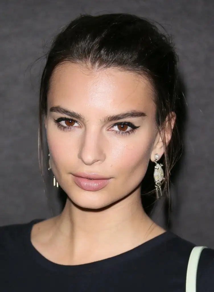 emily-ratajkowski-arriving-to-coach-rodeo-drive-store-cocktail-in-beverly-hills_1.webp