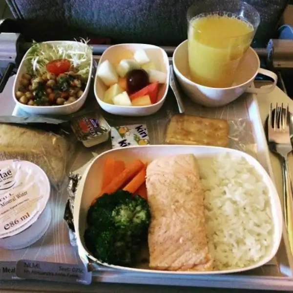 emirates-airlines-ekonomi-sinifi.webp