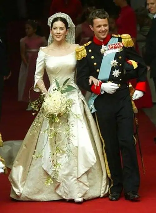 en_guzel_kraliyet_gelinlk_modelleri (5).webp