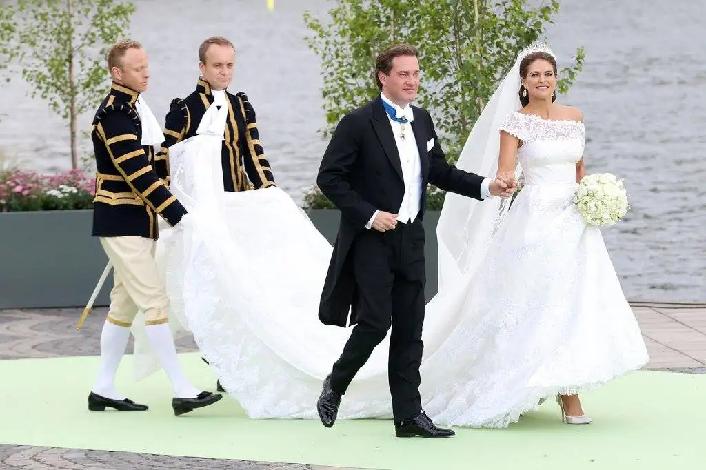 en_guzel_kraliyet_gelinlk_modelleri (7).webp