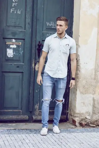 Erkekler-için-Beyaz-Ayakkabılı-Yazlık-Kombinler-White-Shoes-Sneakers-Men-Fashion-14.webp