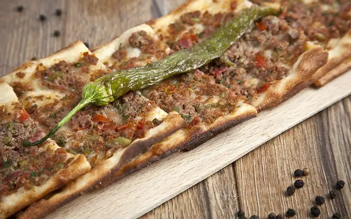 etli-ekmek-tarifi.webp