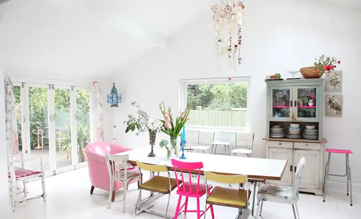 ev-dekorasyon-salon-renkli-2.webp
