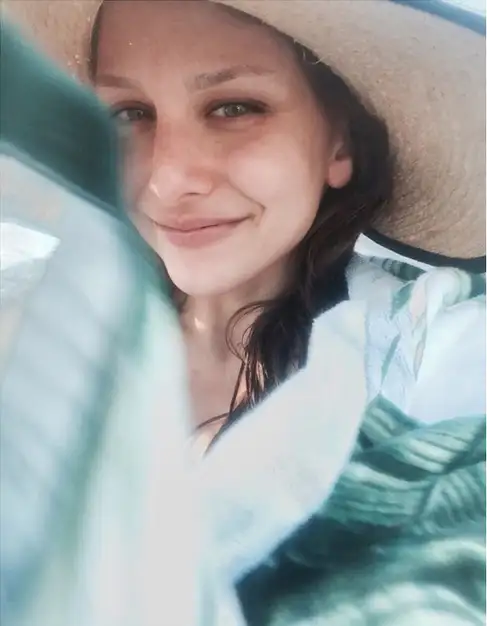 ezgi-asaroglu-makyajsiz.webp