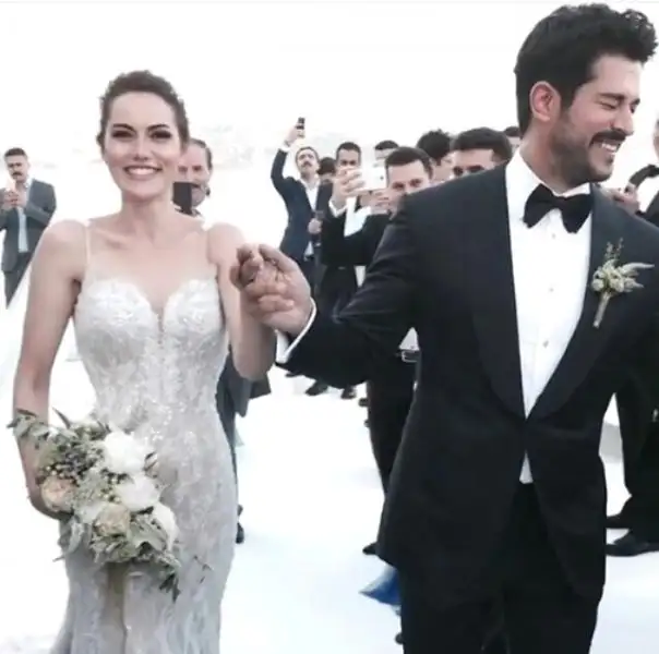 fahriye-evcen-ve-burak-ozcivit-dunya-evine-girdi-9779058_2025_m.webp