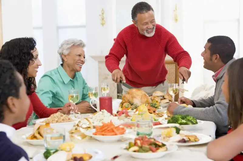family-christmas-dinner.webp