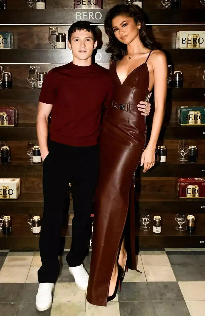 favorite-couples-w-a-taller-woman-shorter-man-v0-1nwdpidw1xwd1.webp