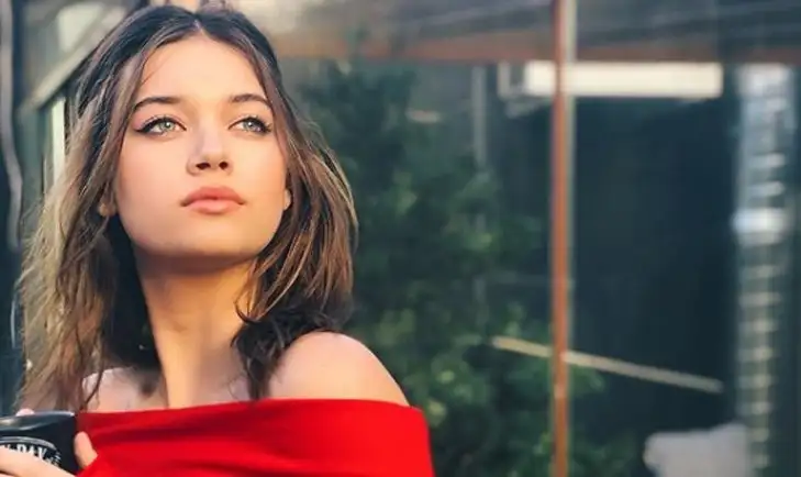 fazilet-hanim-ve-kizlarinin-yildizi-afra-saracoglu.webp