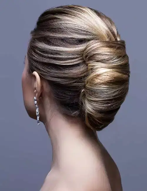 Die besten Frisuren 2022 für Bräute mit runden Gesichtern