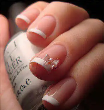 french-manicure-white-tip.webp
