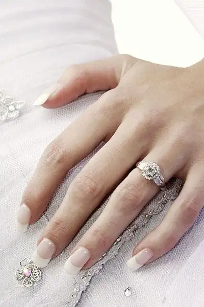french-wedding-nails-2.webp