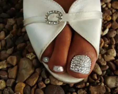 fully-stoned-bridal-toes-nails.webp