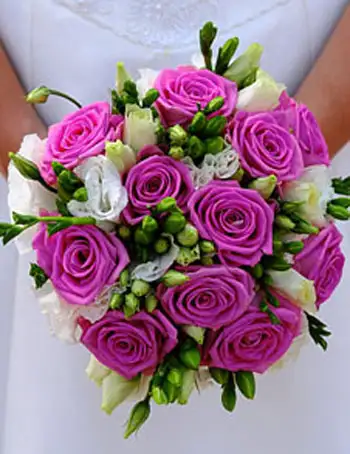 fuşya-gül-ve-frezalardan-gelin-buketi.webp