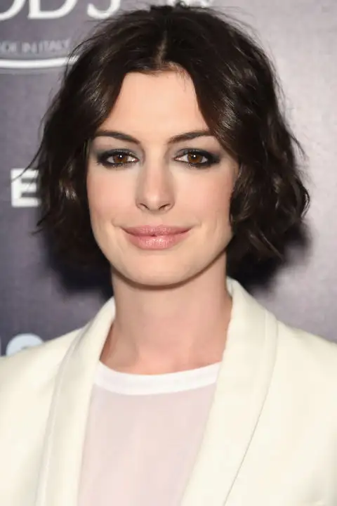gallery_nrm_1422480269-hbz-anne-hathaway-fb.webp