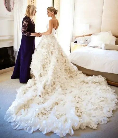 Gelin-Damat-Annelerinin-Kıyafet-Seçimi-11.webp