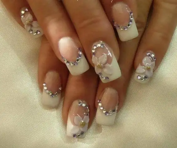 gelinler-icin-oje-fikirleri-tirnak-susleme-tasli-simli-ve-cicekli-nail-art-13.webp