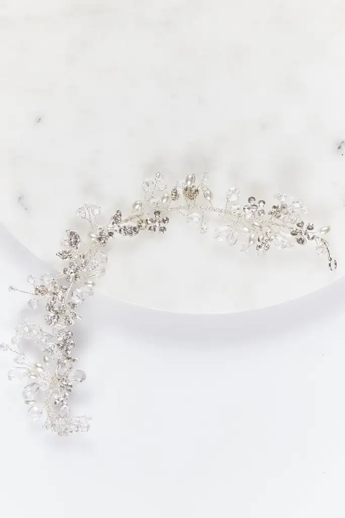 gelinlik-taci-gumus-rengi-tasli-ve-incili-gelin-taci-oleg-cassini-14154-66-B.webp