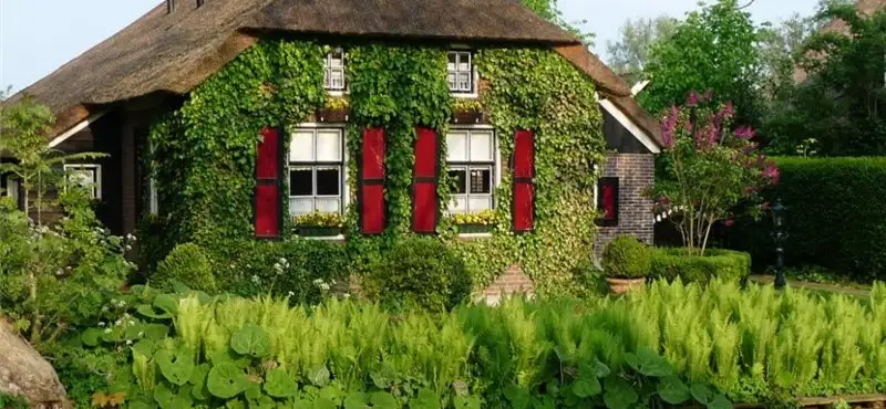 giethoorn_kırmızı_pancurlu_ev-1728x800_c.webp