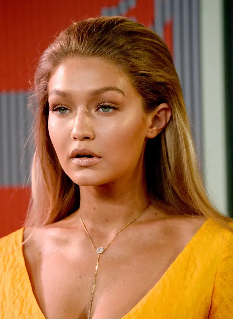 Gigi-Hadid-VMAs-2015-Tan (2).webp