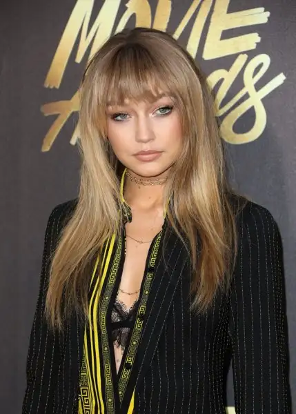 gigi-hadidin-kahkul-stili-uygulamasi-69940-1242016121549.webp