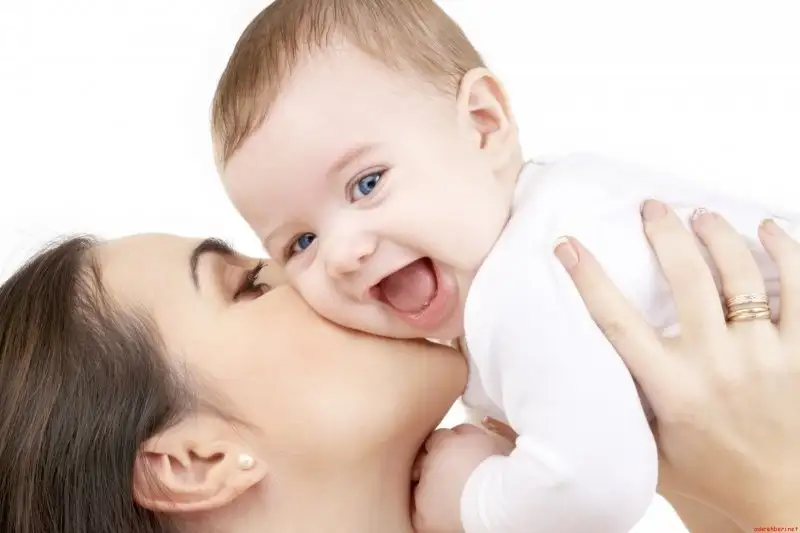 göz-teması-anne-ve-bebek-ilişkisi.webp