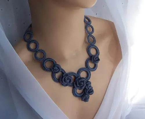 gri-halkalı-sık-iğne-örgü-kolye-örneği.webp