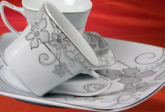 Gri-iri-çiçek-desenli-kare-Güral-Porselen-yemek-takımı-modeli.webp
